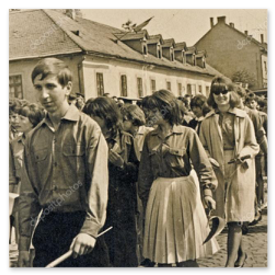 Umzug mit Fahnen durch das Dorf um 1920