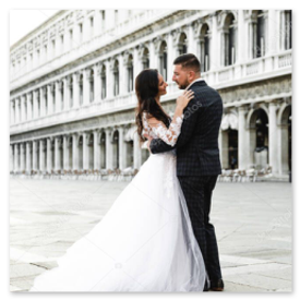 Königspaar mit Hofstaat auf dem Podest