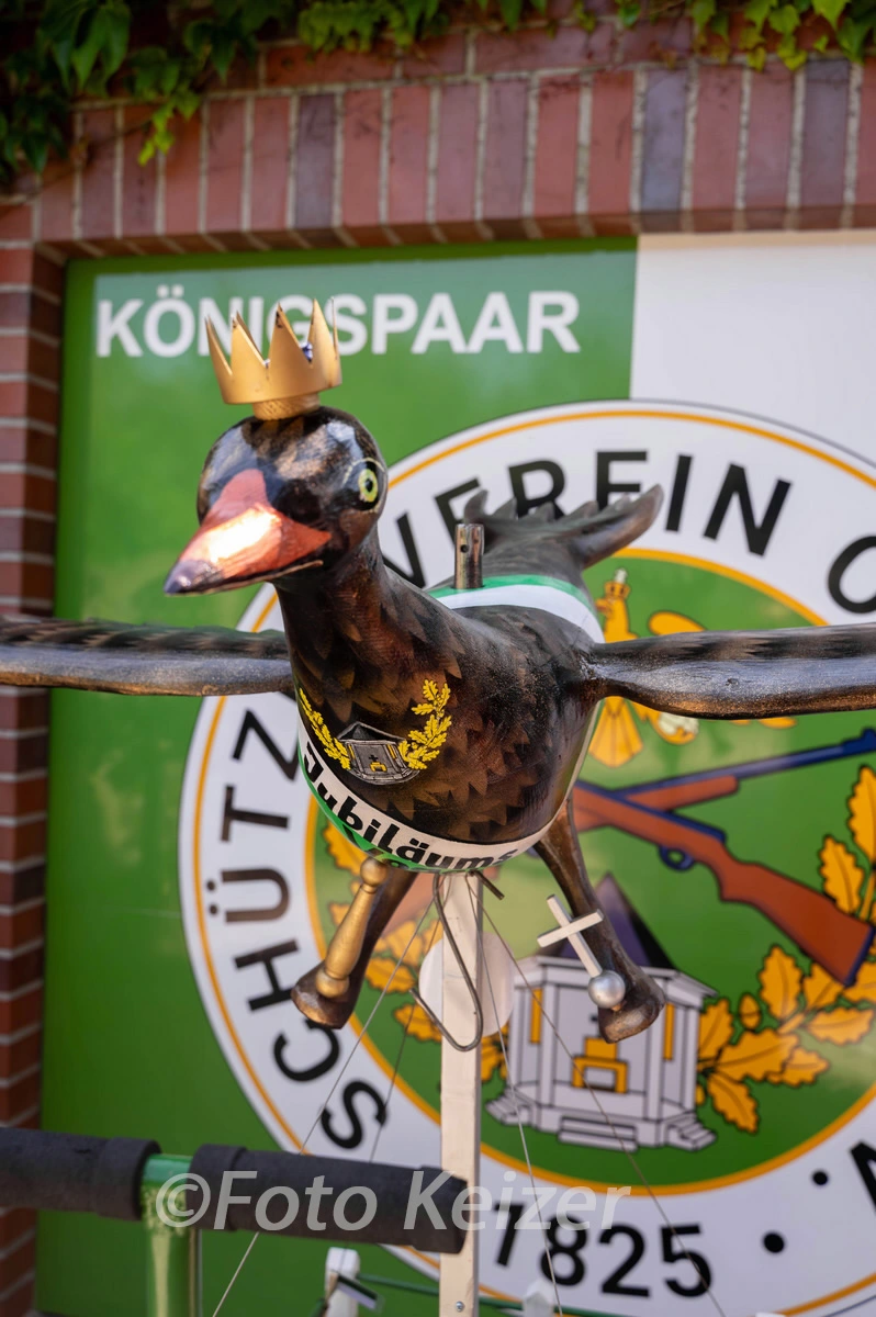 Festumzug mit Fahnen