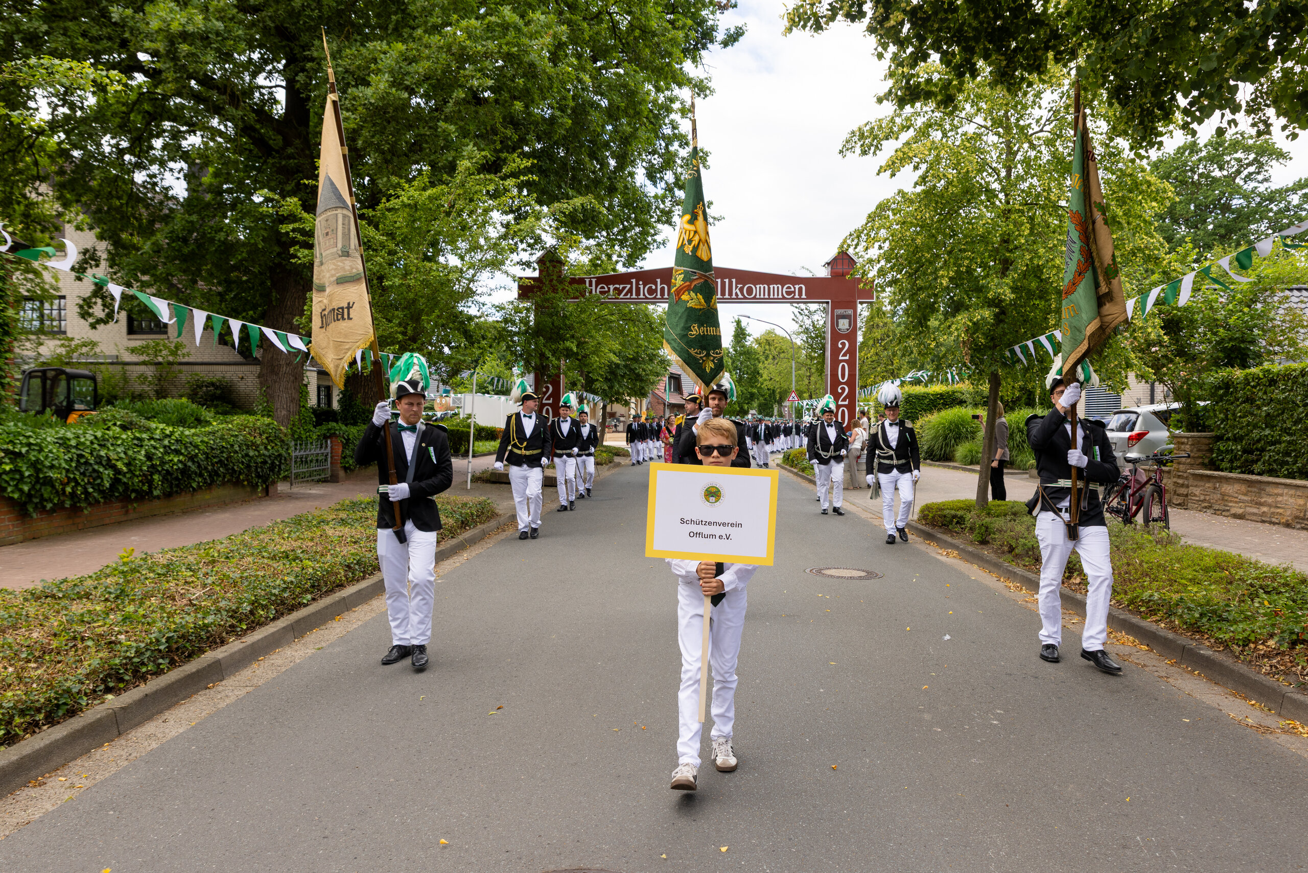 Festumzug mit Fahnen